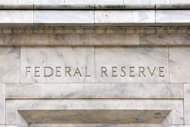 Presidentes de la Fed plantean que aumentos en las tasas de interés podrían continuar por inflación