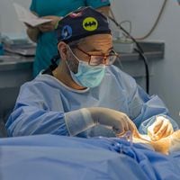 Cómo técnica única en el mundo para donar piel humana viva creada por médico chileno salva vida de un niño