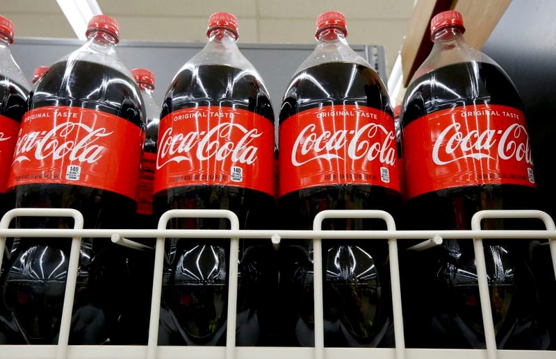 Ingresos de Coca-Cola superan las expectativas ante reapertura de cines y restaurantes