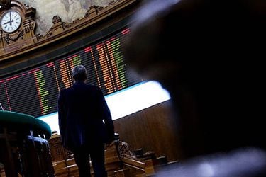 Bolsa de Santiago arranca el 2022 con leve retroceso, pese a positivo dato de crecimiento económico
