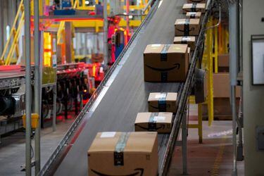 Amazon Closes on Apple in the $1 Trillion Stakes: Shira Ovide