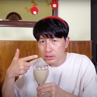 “Se parece al frappuccino”: youtuber japonés prueba el cola de mono y sus impresiones se hacen virales