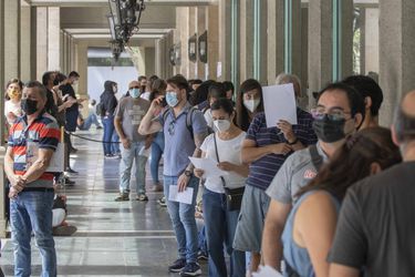 Menos de 16 mil casos y riesgo del “efecto clases”: las proyecciones de la pandemia para el cambio de mando