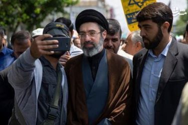 En medio de las protestas en Irán, un poderoso líder emerge de las sombras