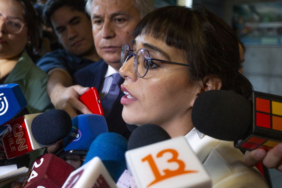 La Fiscalía Metropolitana Sur pidió el arresto domiciliario nocturno de la excandidata a gobernadora Karina Oliva, formalizada por fraude de subvenciones.