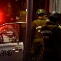 Turba agrede a cinco carabineros tras operativo policial en Puente Alto: dos mantienen lesiones graves