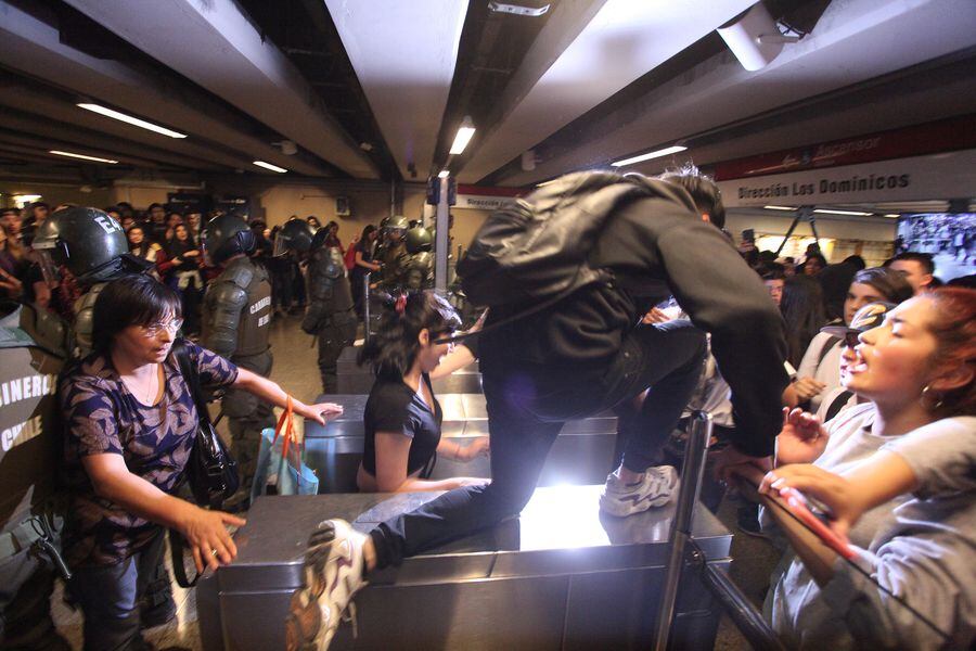 Evasion por el alza del pasaje en el transporte publico - Metro Republica