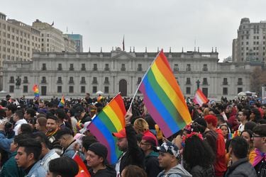 “Show de marcas” vs. homofobia “cómplice”: el duro enfrentamiento entre el PC y el Movilh que dejó la Marcha del Orgullo
