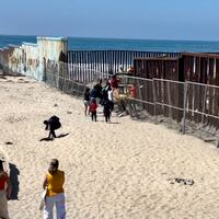 Registran a migrantes ilegales entrando a EE.UU. en la costa de San Diego.