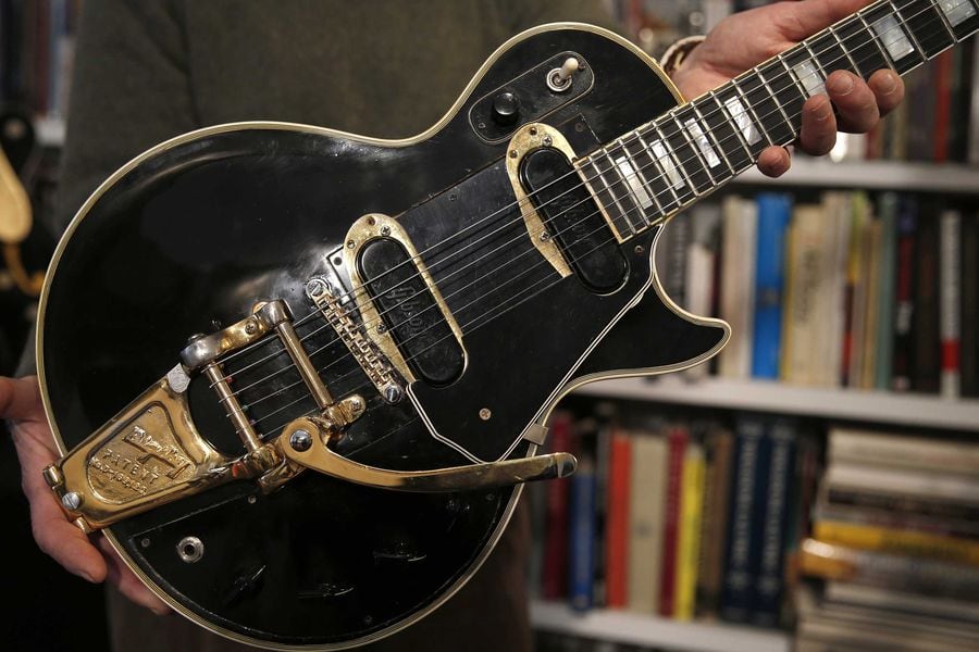 1954-les-paul-gibson-guitar-sells-for-330000