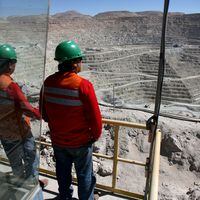 Supervisores de mina Escondida abrirían vía a huelga con rechazo de oferta