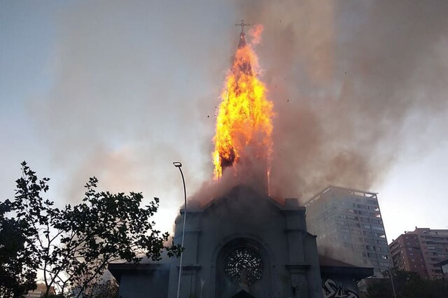 Cae cúpula de Parroquia de la Asunción tras ataque y vuelven a incendiar  iglesia de Carabineros - La Tercera