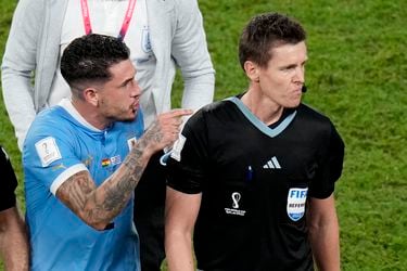 José María Giménez arriesga duro castigo al agredir a un oficial de la FIFA tras eliminación de Uruguay