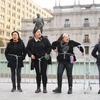 Grupo de mujeres se encadena en La Moneda para pedir el indulto a Katty Hurtado, condenada por parricidio: “Actuó en defensa de su vida”