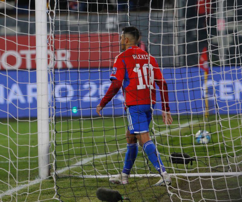 Alexis Sánchez, durante  el partido entre Chile y Colombia por Eliminatorias.