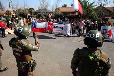 Grupo antivacunas se manifestó en el frontis de la casa de la ministra Yarza por el anuncio de la quinta dosis