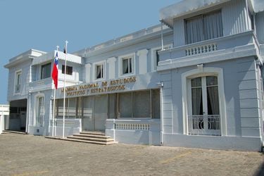 Los ruidos políticos que detonaron la salida del director de la “alma mater” de la defensa y estrategia militar