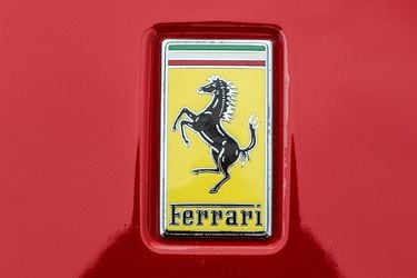 El primer vistazo a Ferrari muestra a un Adam Driver casi irreconocible