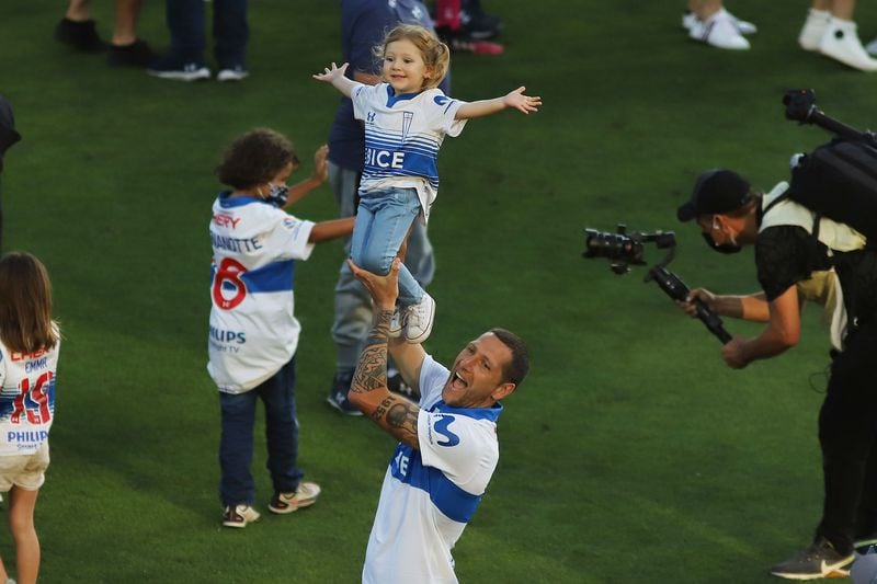 Luciano Aued celebra la obtención del tetracampeonato de la UC, con su pequeña hija en brazos, en el estadio Sausalito.