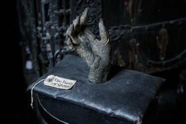 La historia oculta de “la mano de la gloria”, el amuleto medieval con supuestos poderes sobrenaturales 