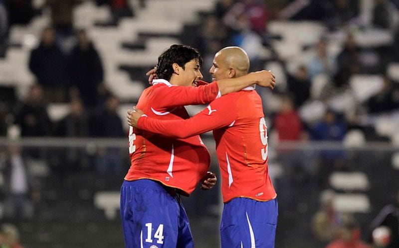 Matías Fernández y Humberto Suazo durante un partido de la Selección.