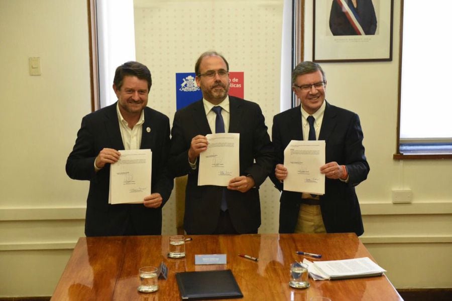 Autoridades suscribieron el acuerdo entre el municipio de Las Condes y el Ministerio de Obras Públicas.
