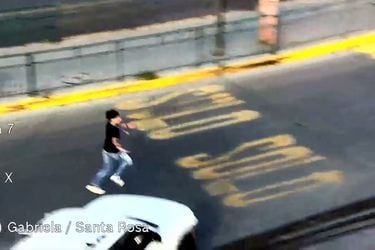 Vehículo particular terminó con la loca huida de un delincuente que intentó atropellar a un carabinero en La Pintana
