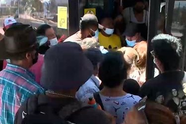 Denuncian baja afluencia de micros y aglomeraciones en paraderos de Santiago