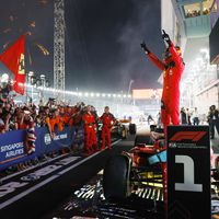 Termina la racha de Verstappen: un brillante Carlos Sainz se lleva el Gran Premio de Singapur tras un emocionante final