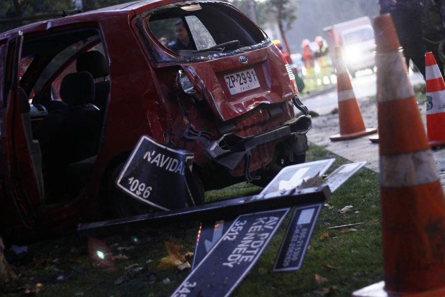 Automóvil se incrusta en muro de edificio en Vitacura