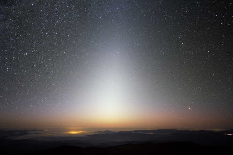 Esta imagen captura con gran belleza la luz zodiacal, un brillo triangular que se ve mejor en los cielos nocturnos carentes de la aplastante luz de la Luna o de contaminación lumínica. Foto: ESO