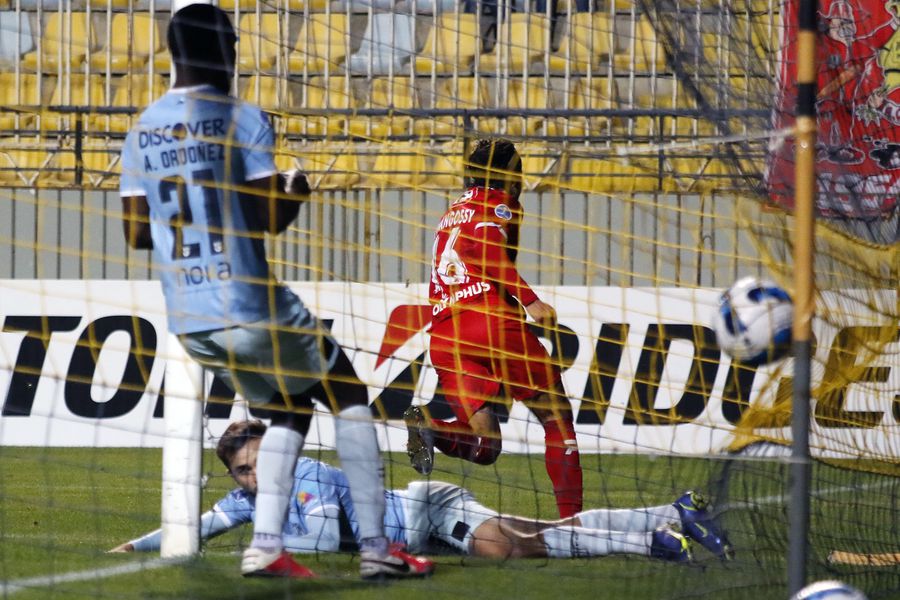 Mathias Vidangossy anota su gol y el 3-1, durante el partido válido por el grupo C de la Copa Conmebol Sudamericana 2022, entre Union La Calera y Universidad Católica de Ecuador, disputado en el Estadio Sausalito de Viña del Mar.