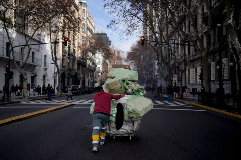 Inflación anual en Argentina alcanza su nivel más alto en 30 años y se anticipan mayores alzas