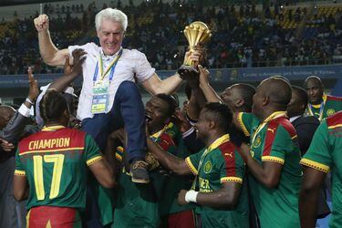 El éxito del entrenador de Camerún que postuló por Internet