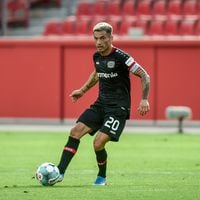 De capitán y goleador: Aránguiz es figura en aplastante victoria del Leverkusen