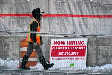 EE.UU. crea más puestos de trabajo de lo esperado en diciembre y tasa de desempleo alcanza su nivel más bajo en 53 años