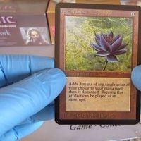 La elusiva Black Lotus aparece en un sobre durante un torneo de Magic