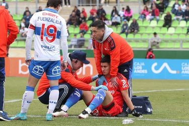Martín Parra debió ser trasladado a un centro médico tras sufrir un trauma acústico por el lanzamiento de una bomba de estruendo en el clásico entre Universidad Católica y Universidad de Chile por los cuartos de final de la Copa Chile.