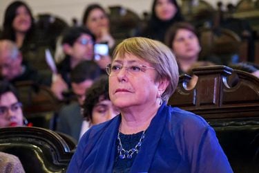 Expresidenta Michelle Bachelet. 
Con la presencia de la ex Presidenta de la República, Michelle Bachelet; la vicepresidenta de la Cámara de Diputados, Catalina Pérez, junto a la diputada Claudia Mix y la Biblioteca del Congreso Nacional, realizan el lanzamiento del libro «Parlamentos sensibles al género, La experiencia de Chile».