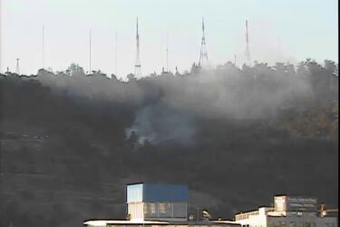 Controlan incendio que afecta a la ladera sur del Cerro San Cristóbal