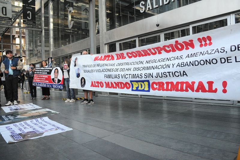 Manifestaciones contra Sergio Muñoz en el Centro de Justicia. Exdirector de la PDI fue formalizado por delitos reiterados de violación de secreto.