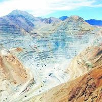 Minera de los Luksic compra el 19% de grupo peruano cuyo valor en bolsa supera los US$2.800 millones