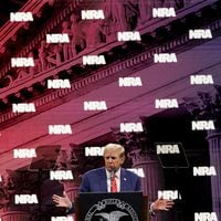 Trump se compromete a “revertir” normas sobre armas de Biden en mitin de Asociación Nacional del Rifle