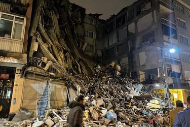 Terremoto de magnitud 7,8 en Turquía provoca derrumbe de edificios