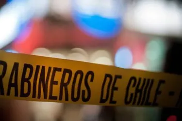 Sujetos derriban portón de una casa en La Cisterna y roban un auto: Carabineros detuvo a uno de los delincuentes 