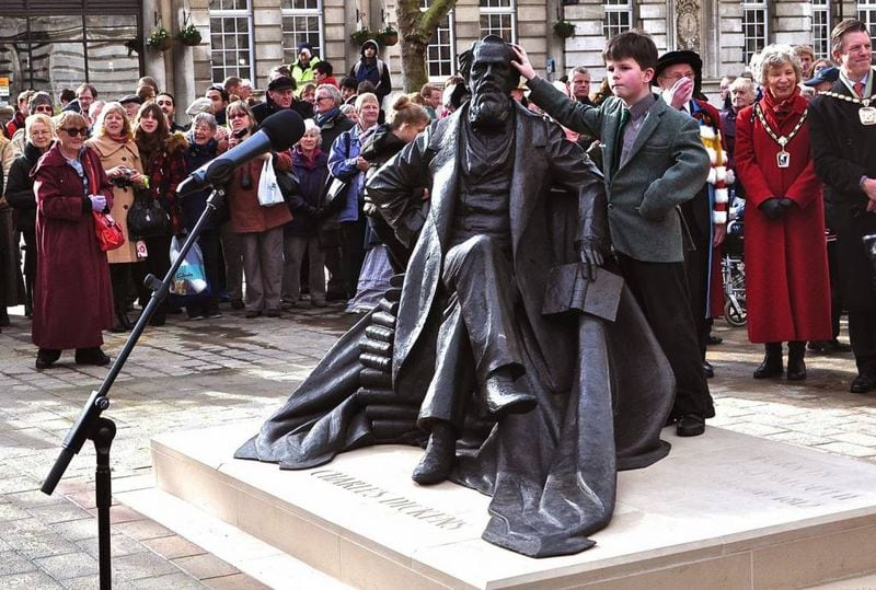 Estatua de Charles Dickens en Portsmouth, Inglaterra. Créditos imagen @MagellanPR