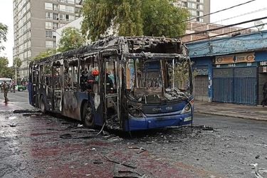 Queman bus afuera del Liceo Barros Borgoño: Bomberos ya controló el siniestro 