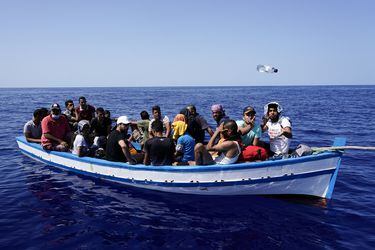 Más de 100 barcos con unos 5 mil migrantes llegan a la isla italiana de Lampedusa en un solo día