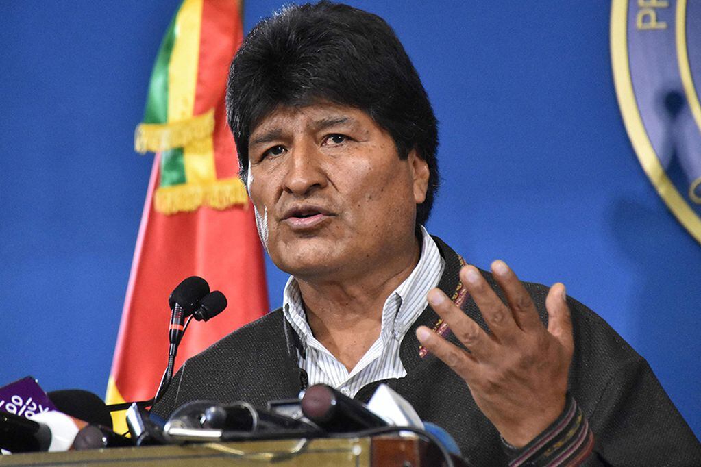 TOPSHOT - Handout photo released by the Bolivian Presidency of Bolivian President Evo Morales speaking during a press conference in El Alto, on November 9, 2019. Police in three Bolivian cities joined anti-government protests Friday, in one case marching with demonstrators in La Paz, in the first sign security forces are withdrawing support from President Evo Morales after a disputed election that has triggered riots. - RESTRICTED TO EDITORIAL USE - MANDATORY CREDIT "AFP PHOTO / BOLIVIAN PRESIDENCY " - NO MARKETING NO ADVERTISING CAMPAIGNS - DISTRIBUTED AS A SERVICE TO CLIENTS / AFP / Bolivian Presidency / HO / RESTRICTED TO EDITORIAL USE - MANDATORY CREDIT "AFP PHOTO / BOLIVIAN PRESIDENCY " - NO MARKETING NO ADVERTISING CAMPAIGNS - DISTRIBUTED AS A SERVICE TO CLIENTS