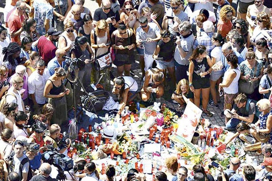 Una multitud se congregó en La Rambla y puso flores en el lugar del atentado del jueves.